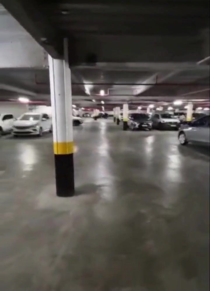 Pátio coberto da Mitra no Centro do Rio, com carros enfileirados